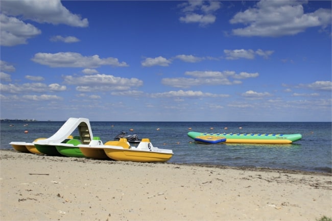 Водные аттракционы на пляжах Евпатории в Заозерном