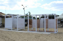 Раздевалки на пляже поселка Заозерное