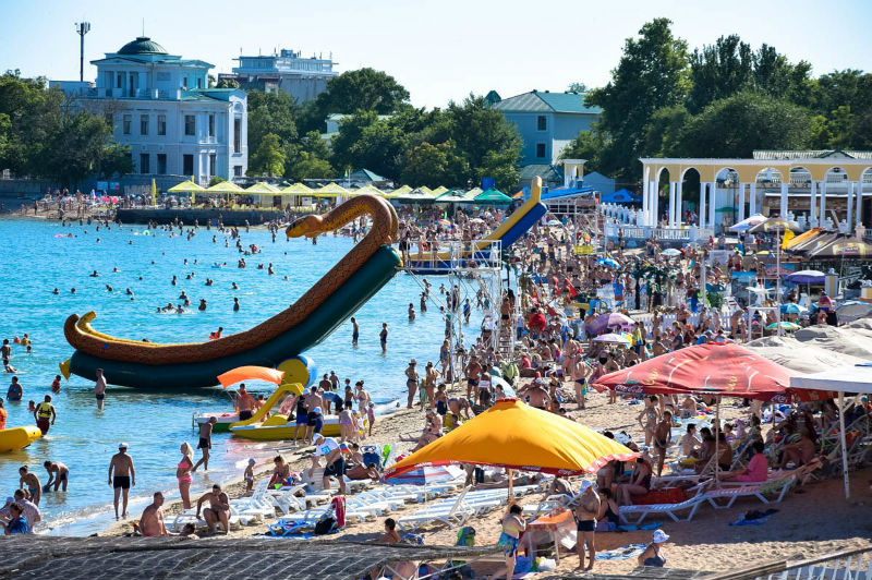 Отдыхающие на пляже в Евпатории 2018